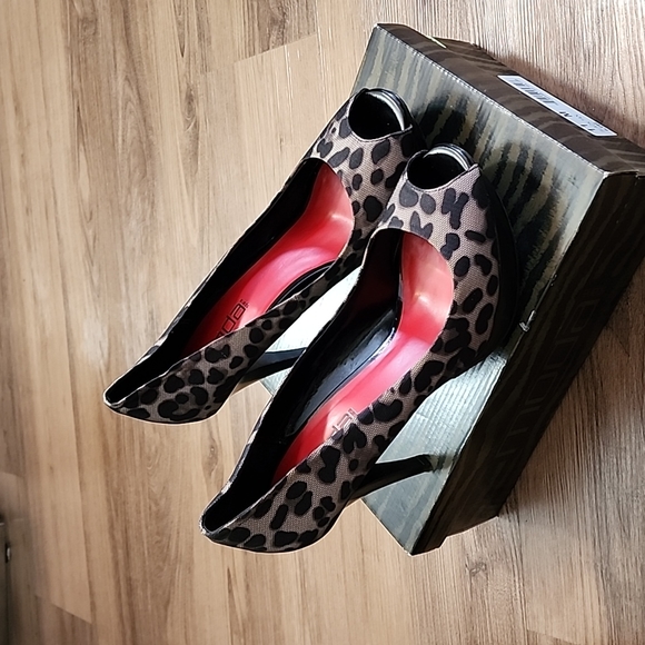 Moda Spana Plebe Platform Peep-Toe Heels, Size 11 - Picture 2 of 14